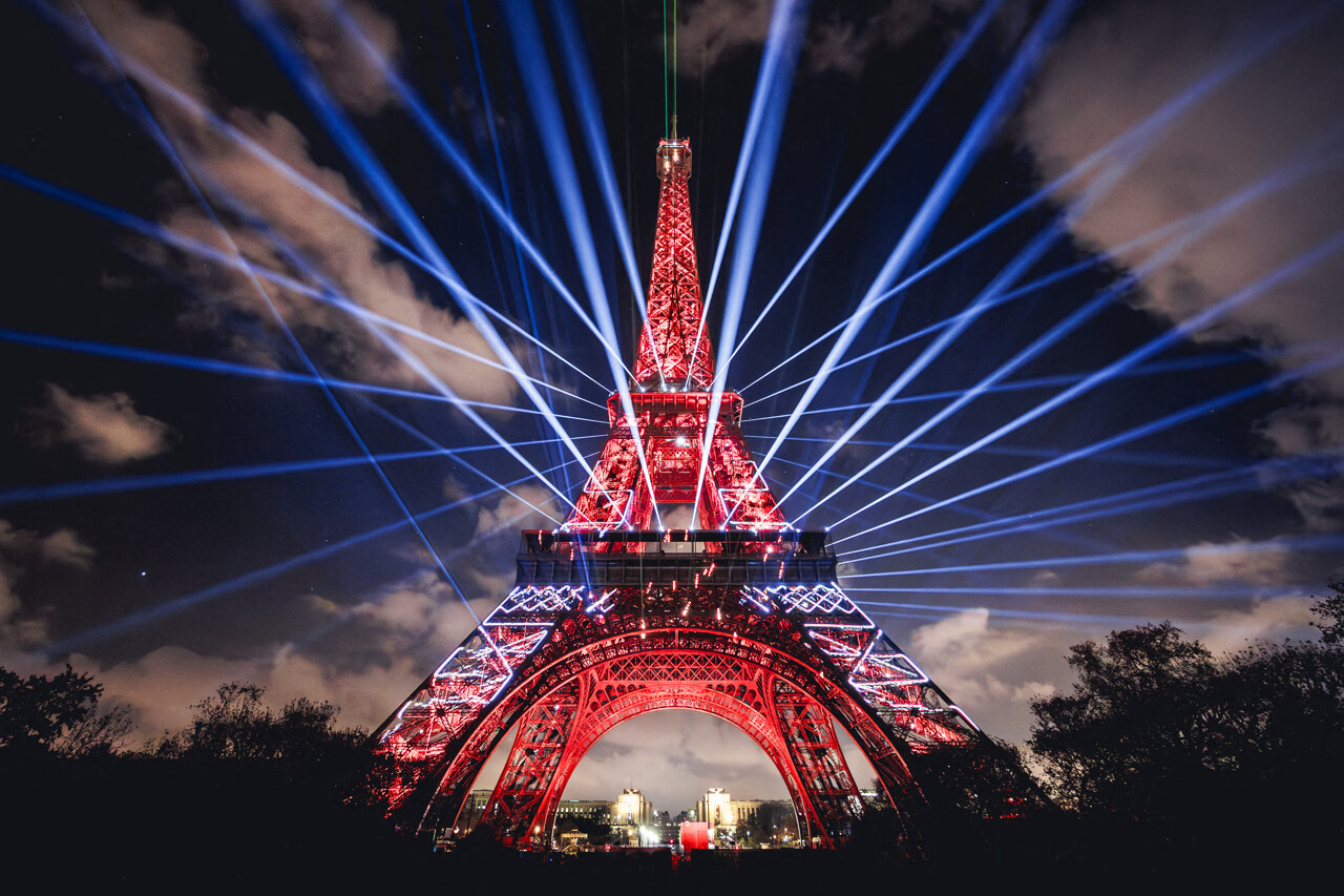 Tour Eiffel illuminée lors d'un événement nocturne à Paris